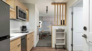 Full-size fridge, microwave, oven, stovetop