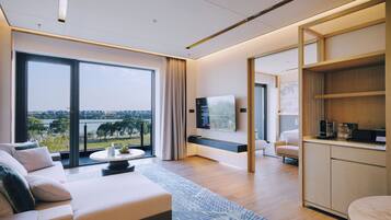 Quarto executivo, 1 cama King | Área de estar | TV LCD