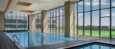 Una piscina cubierta