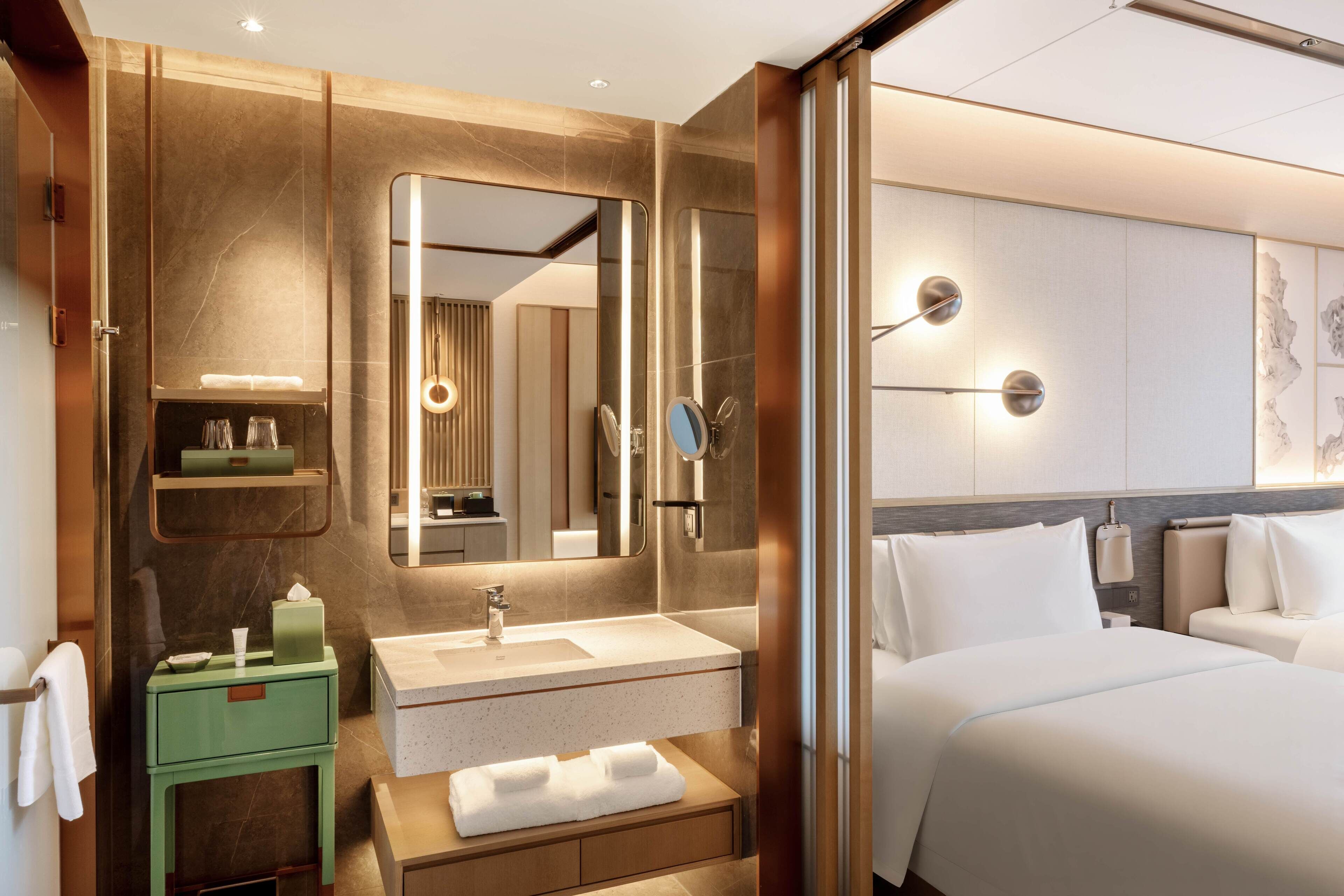 ألحفة محشوة بالريش وخزنة داخل الغرفة وستائر تعتيم ومكواة/لوح كي