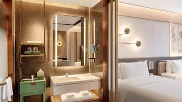 Edredón, caja de seguridad en la habitación y cortinas blackout