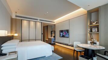 Edredón, minibar, caja de seguridad en la habitación y escritorio