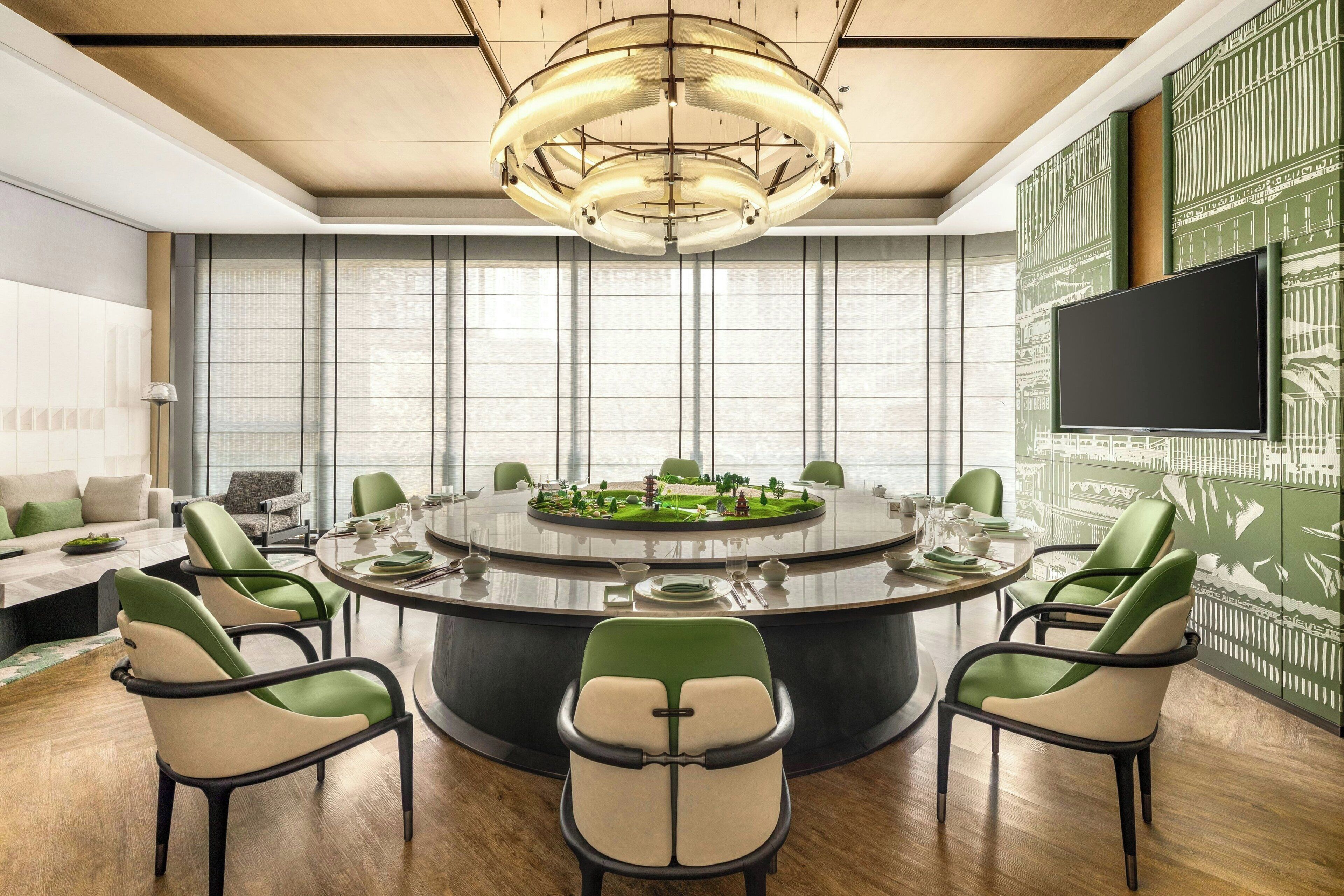 2 restaurants, breakfast, lunch, dinner served; Chinese cuisine 