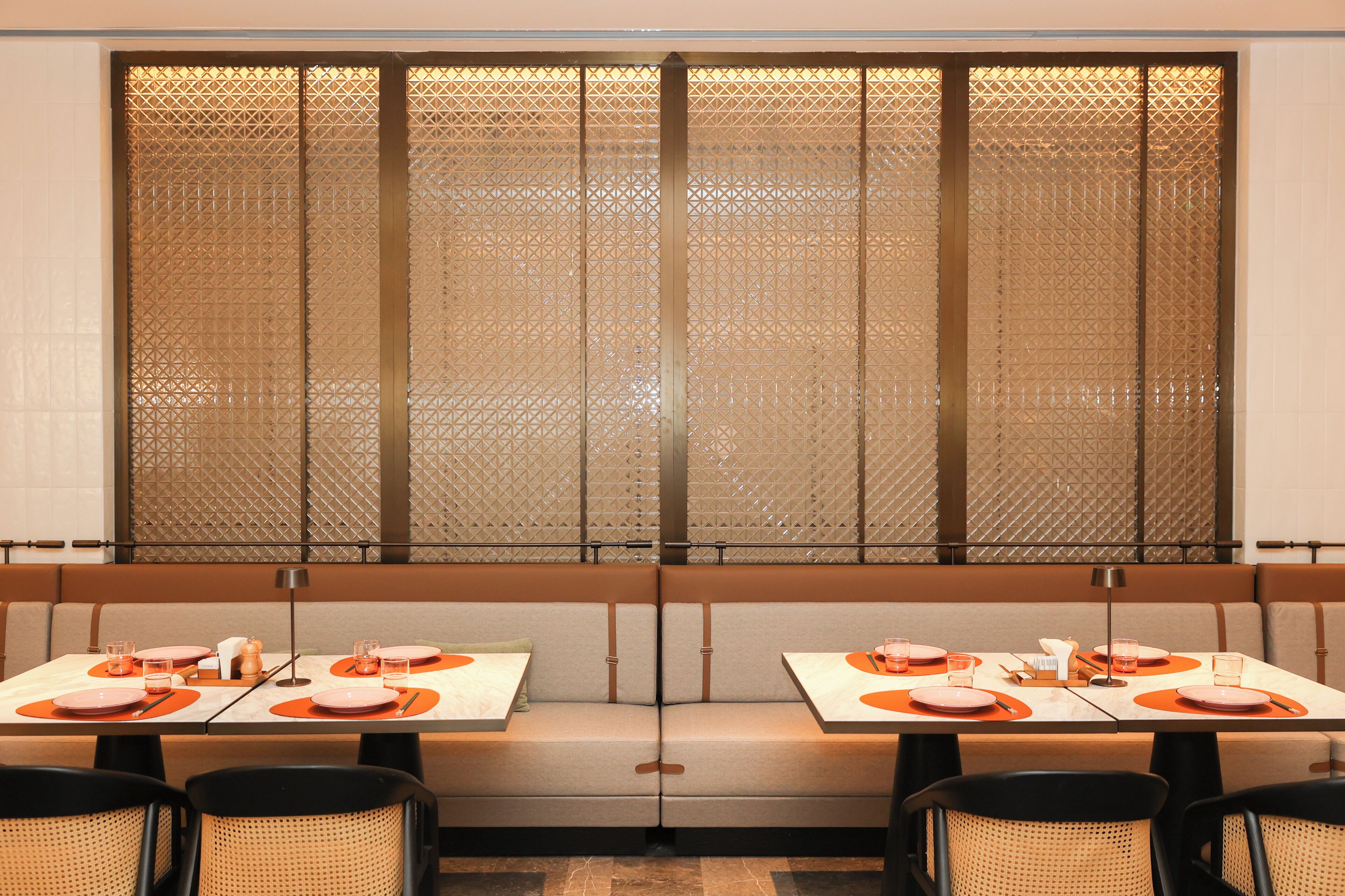 2 间餐厅，供应早餐、午餐和晚餐，中国菜