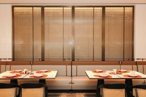 2 restaurantes, se sirven desayunos, comidas, cenas y cocina china