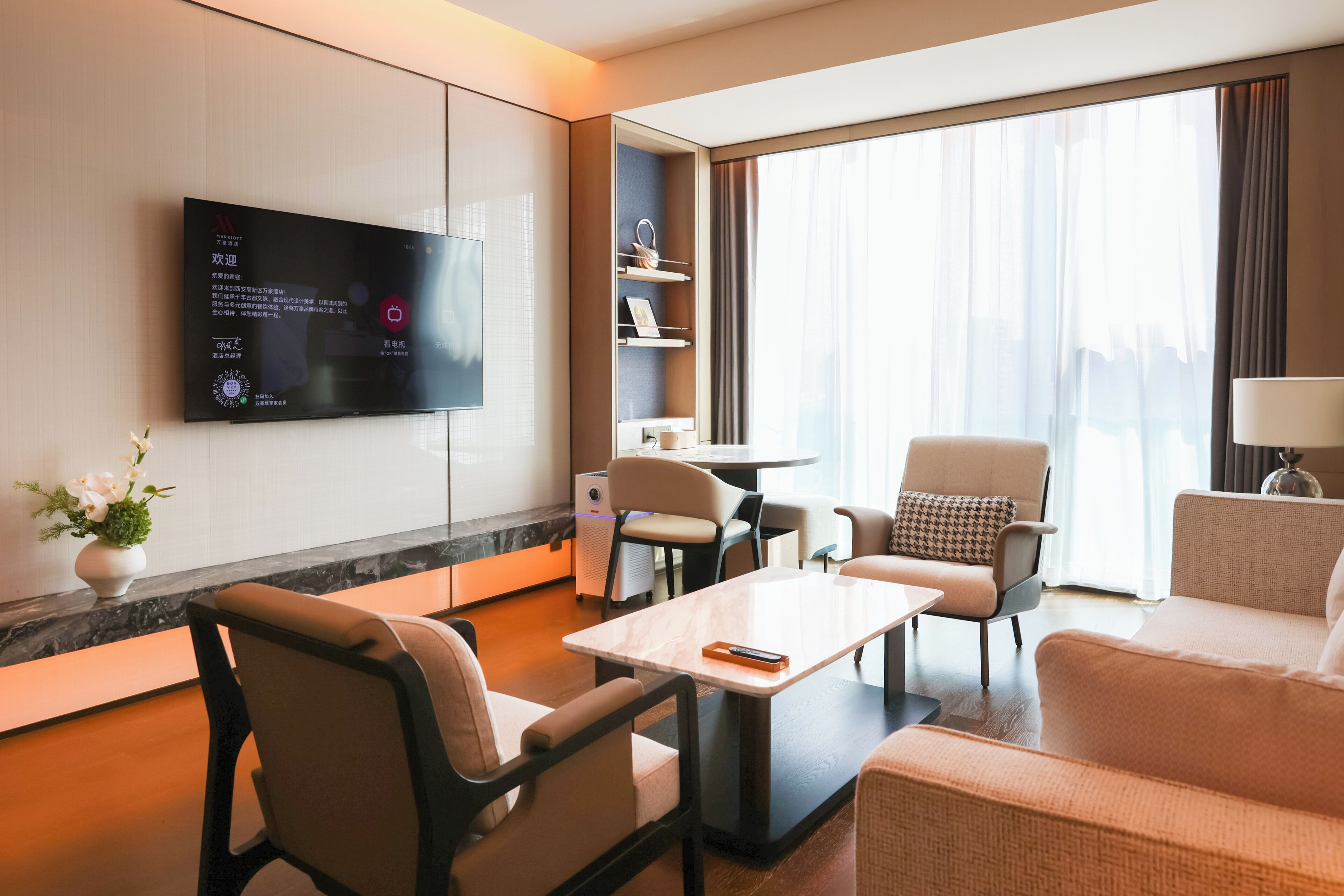 Deluxe Suite, 1 King Bed, City View