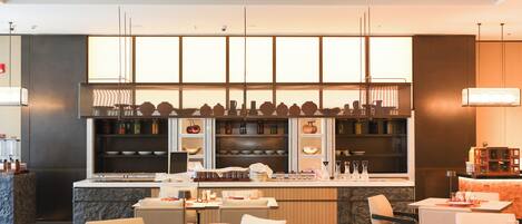 2 ristoranti, aperti a colazione, a pranzo e a cena, cucina cinese