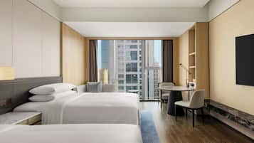 Chăn bông, minibar, két bảo mật tại phòng, bàn