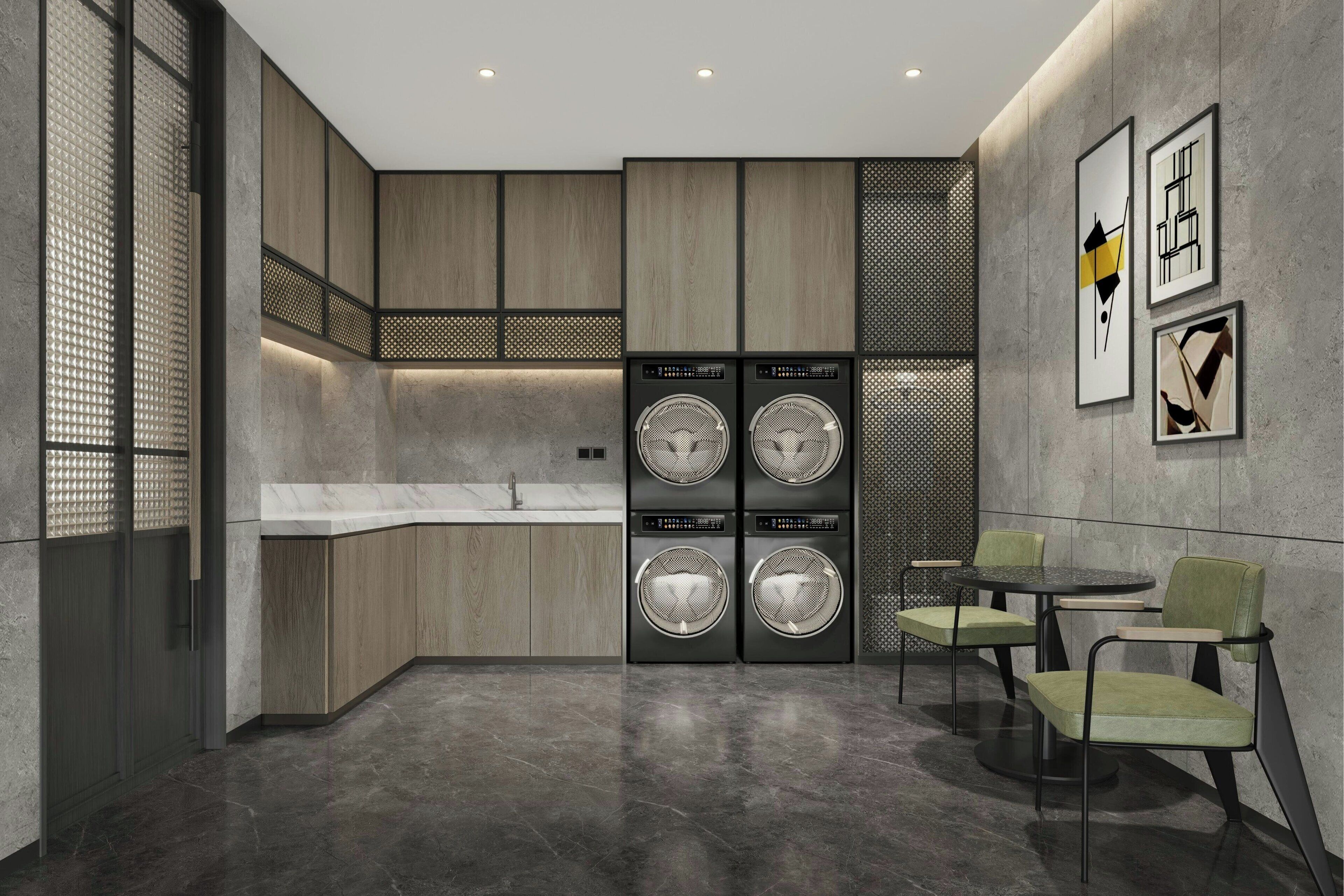 Una cocina moderna con electrodomésticos integrados, un comedor con sillas y obras de arte en las paredes.