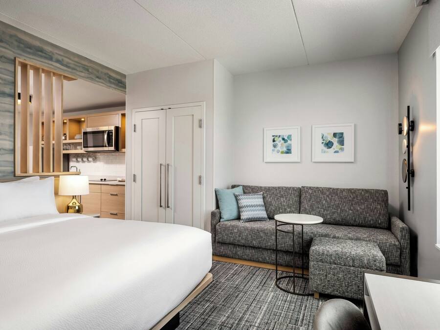 Studio, 1 King Bed | Free WiFi