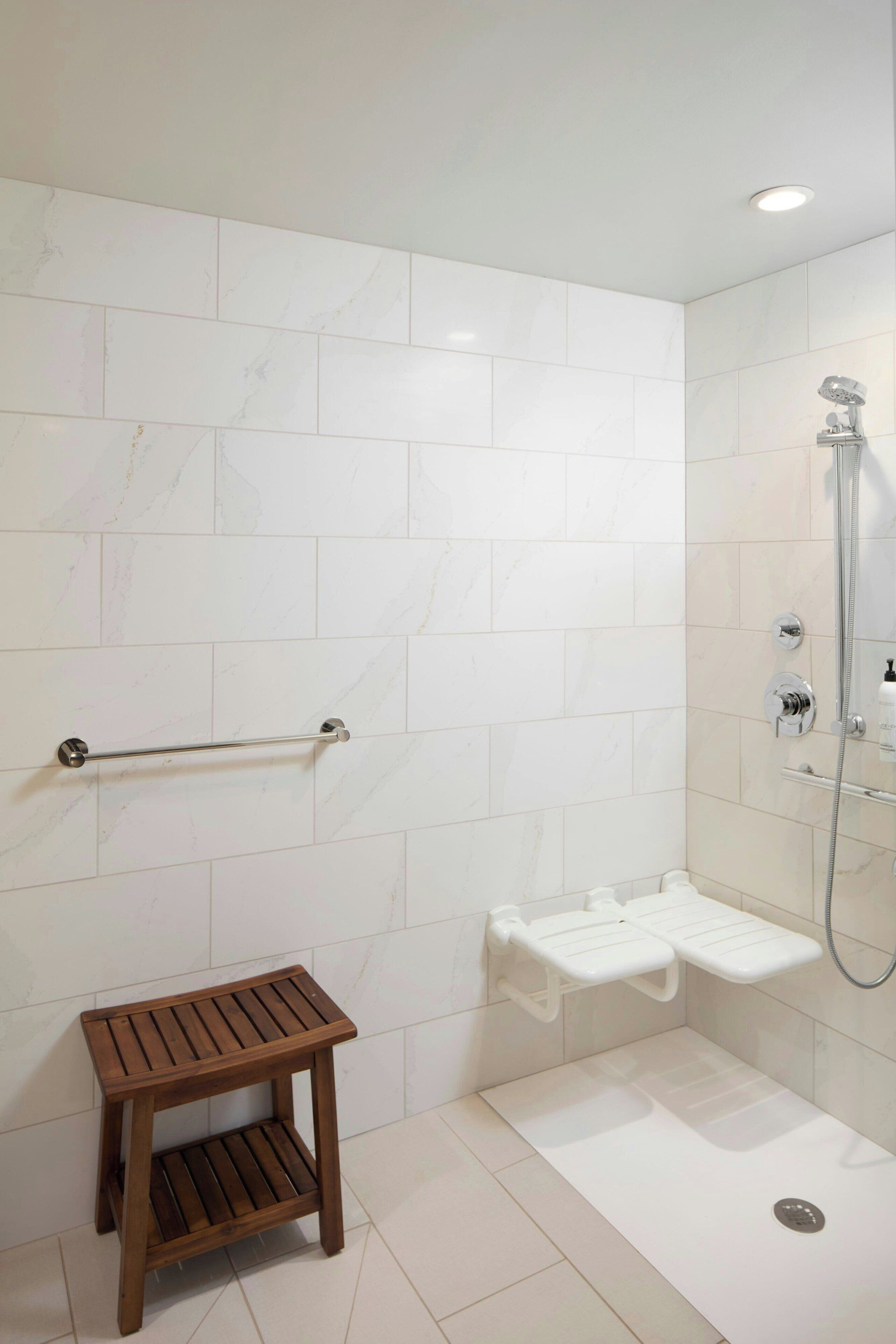 Suite, 1 Bedroom, Roll-in Shower, City View | Bathroom