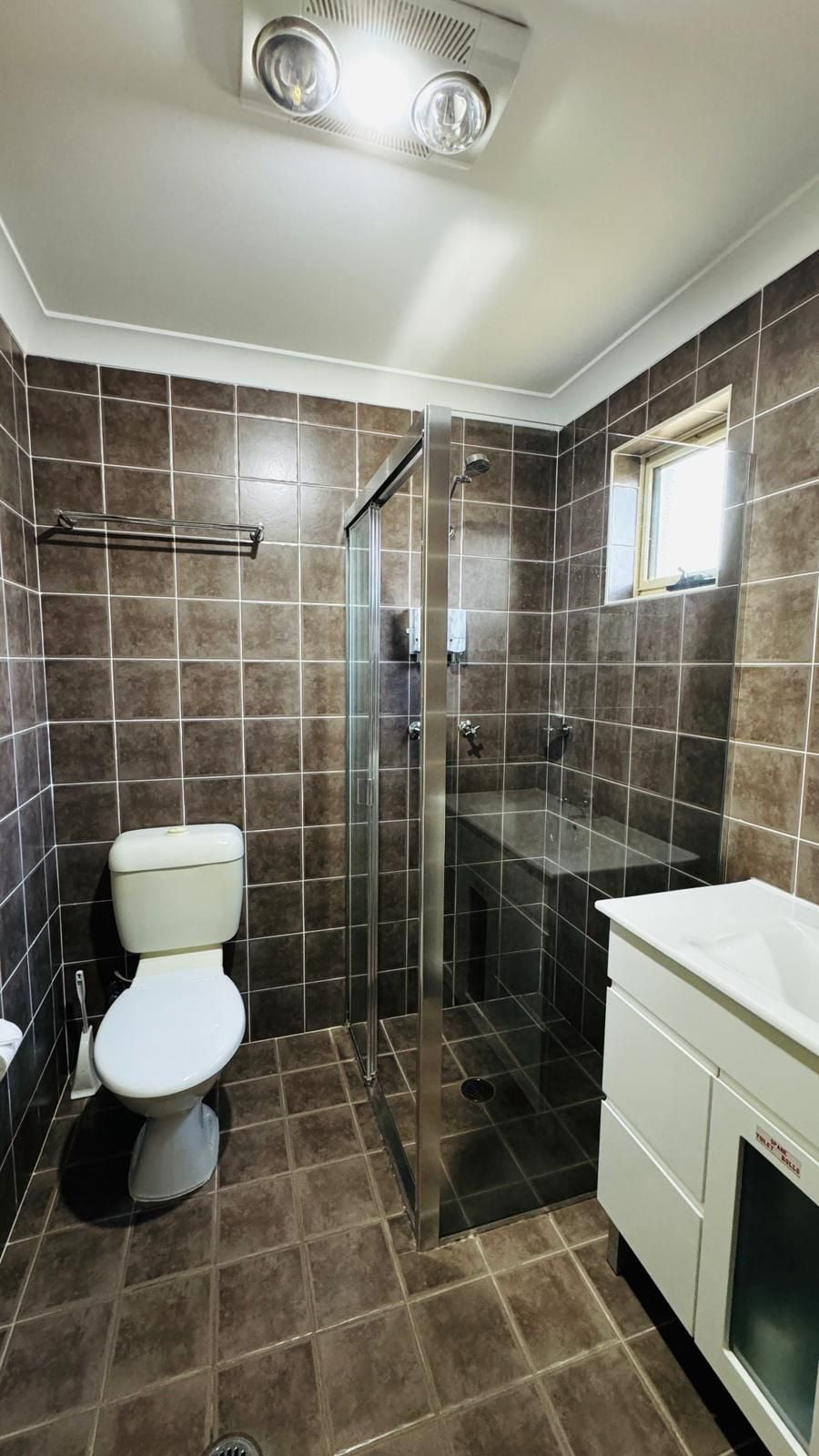 Ein Badezimmer mit Toilette, Dusche und Waschbecken.