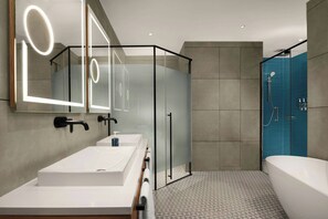 Suite Exécutive, 1 très grand lit, balcon (City View) | Salle de bain | Articles de toilette gratuits, sèche-cheveux, peignoirs, chaussons