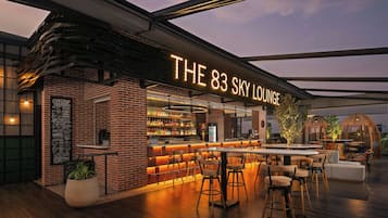 2 bars/lounges, café, bar met dakterras