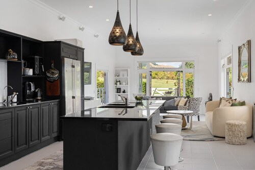 Te Horo Haven - spacious 4 Bedroom Villa with Pool, Spa and great family vibes!