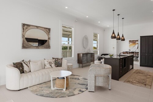 Te Horo Haven - spacious 4 Bedroom Villa with Pool, Spa and great family vibes!