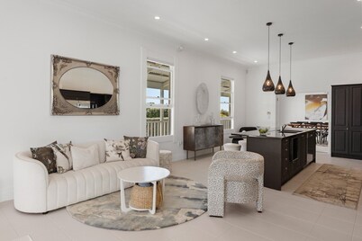 Te Horo Haven - spacious 4 Bedroom Villa with Pool, Spa and great family vibes!