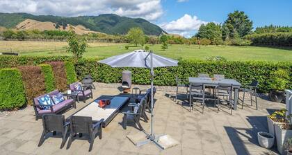 Te Horo Haven - spacious 4 Bedroom Villa with Pool, Spa and great family vibes!