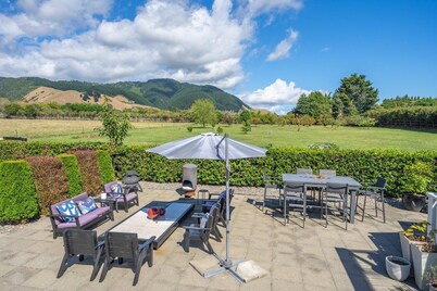 Te Horo Haven - spacious 4 Bedroom Villa with Pool, Spa and great family vibes!