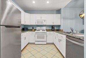 Réfrigérateur, four à micro-ondes, un four, surface de cuisson