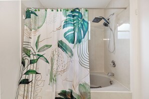Haartrockner, Handtücher, Seife, Toilettenpapier