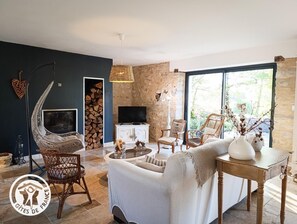 Televisión y chimenea 