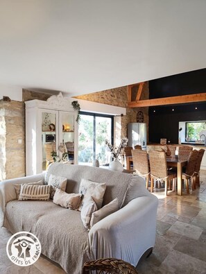 Televisión y chimenea 