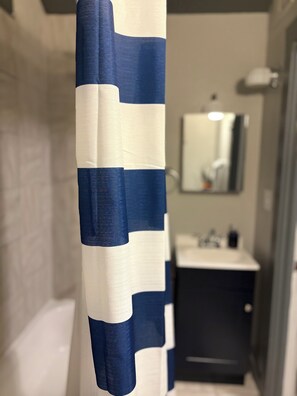 Sèche-cheveux, serviettes fournies, savon, shampoing