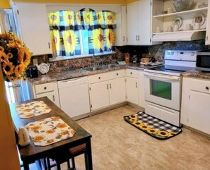 Mikrobølgeovn, ovn, kokeplater og oppvaskmaskin