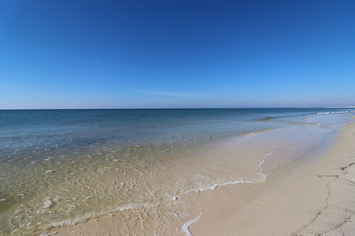 Pool Front Retreat! Barefoot Bliss is a 2BD/2.5BA cottage w/3 pools, 1 mile from Windmark Beach!