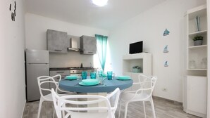 A modern kitchen with a dining area. - Lovely apartment in Castellabate (Castellabate)