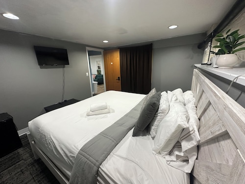 4-bedroom apartment in delightful Bridgeport with AC