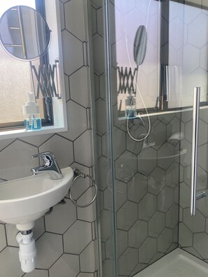 Douche, sèche-cheveux, serviettes fournies, savon