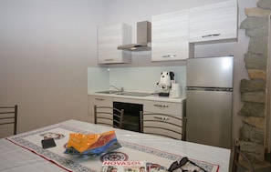 Fridge, dishwasher, coffee/tea maker, cookware/dishes/utensils - Cozy home in Solarino with WiFi (Solarino)