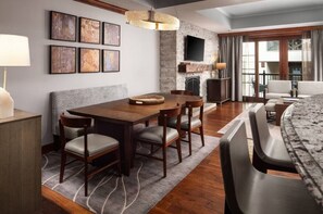 Dining - Luxury 2-bed/2.5 bath Ritz-Carlton villa ski-in/ski-out in beautiful Vail, CO (Vail)