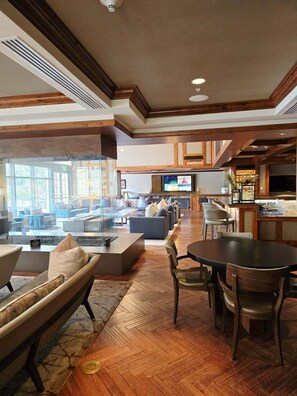 Dining - Luxury 2-bed/2.5 bath Ritz-Carlton villa ski-in/ski-out in beautiful Vail, CO (Vail)