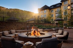 Outdoor dining - Luxury 2-bed/2.5 bath Ritz-Carlton villa ski-in/ski-out in beautiful Vail, CO (Vail)