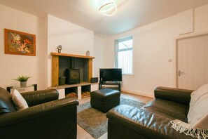 Een televisie en een open haard