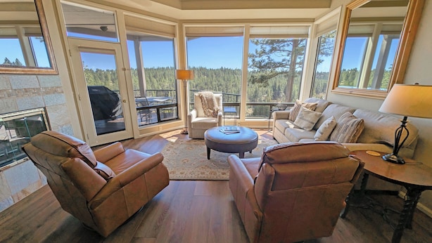 Living area - River Village 331A 1 Bd, 1 Ba First Floor Condo (Bend)
