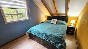 4 bedrooms, iron/ironing board, WiFi, bed sheets
