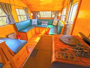 Casa rodante, vista al viñedo | Insonorización y tabla de planchar con plancha