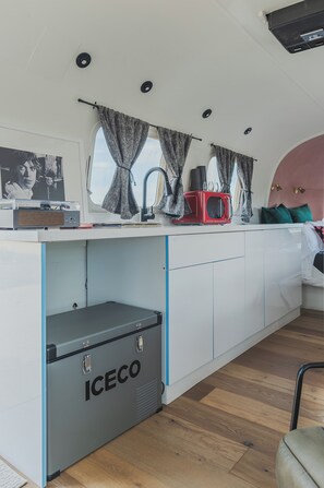 Casa rodante, vista al viñedo | Insonorización y tabla de planchar con plancha
