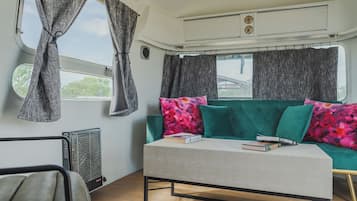 Mick Jagger Trailer | Hypo-allergenic bedding, soundproofing, iron/ironing board, bed sheets