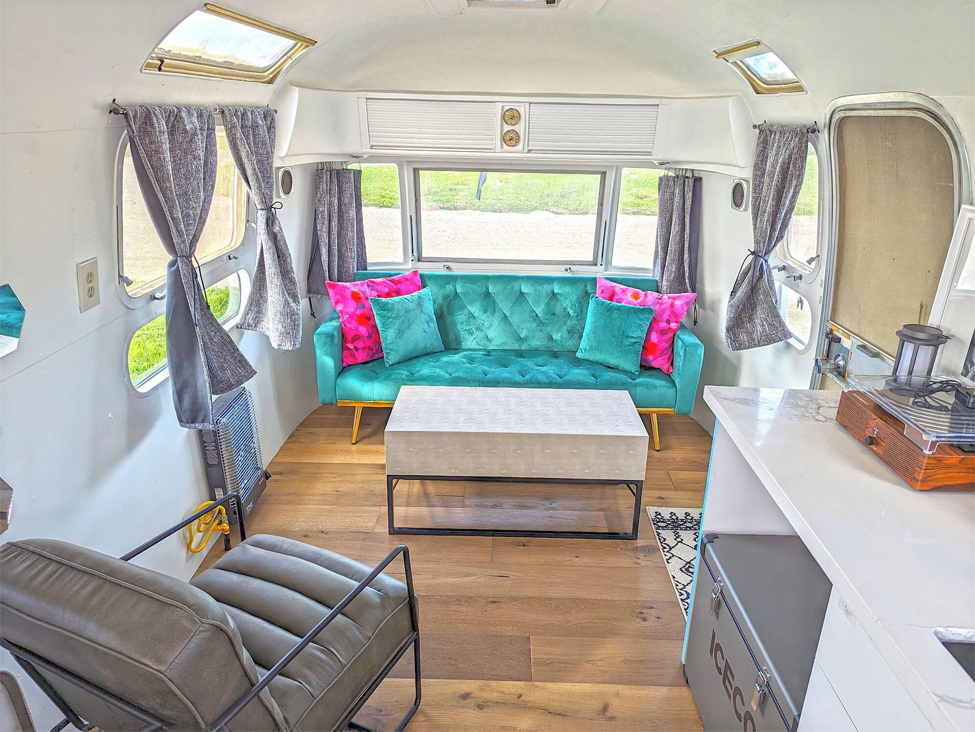 Casa móvil, vistas al viñedo | Zona de estar | Una biblioteca de música