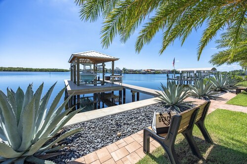 Plunge into Joy & Bayfront Magic at Seaside Escape - Villa Seabird