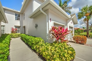Property grounds - Beautiful First-floor, End Unit, Coach Home in Fiddler's Creek, Naples, FL (Naples)