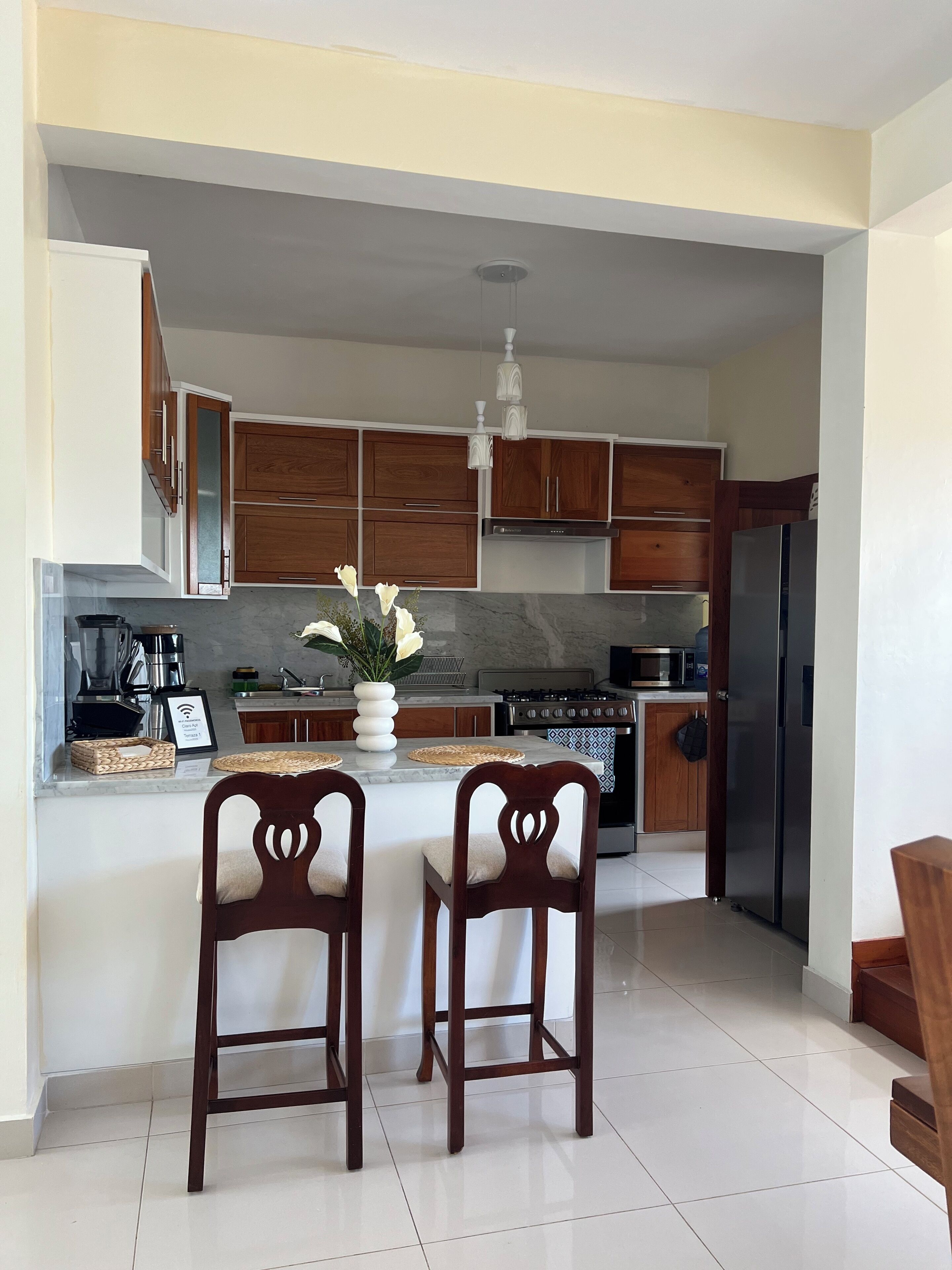 Jääkaappi, mikroaaltouuni, uuni, liesi