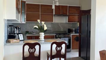 Refrigerador, microondas, horno y parrilla de estufa