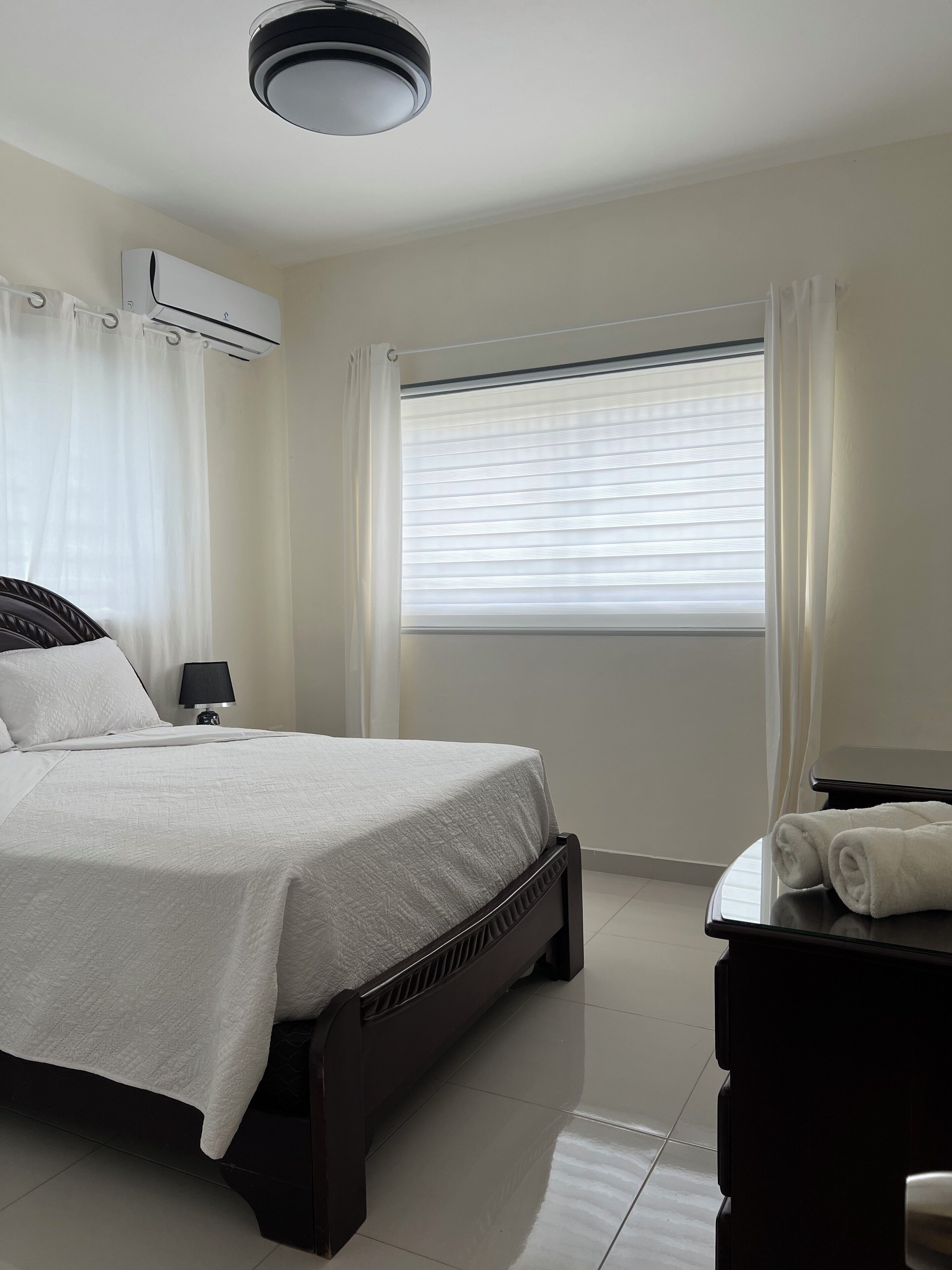 4 makuuhuonetta, silitysrauta/-lauta, ilmainen Wi-Fi, vuodevaatteet