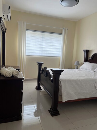 Luxury 4BR Penthouse w/ Balcony & City Views / Walk to Shops & Restaurants